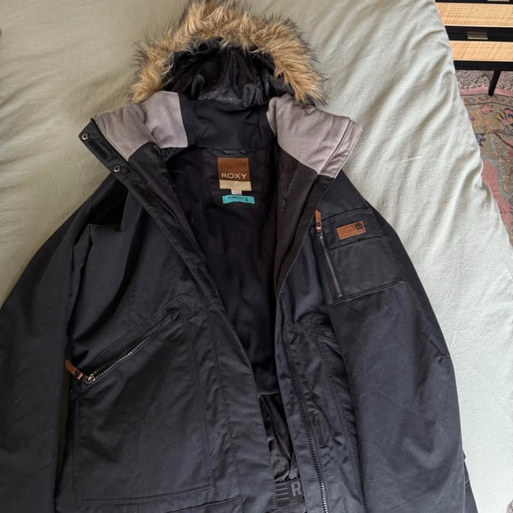 Roxy Women’s hooded Ski jacket with detachable fur & hood